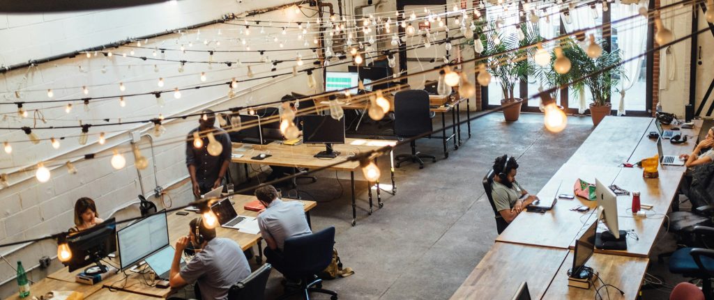 Content marketing för småföretagare som arbetar med content marketing-strategi vid dator – planering av innehåll som engagerar och konverterar